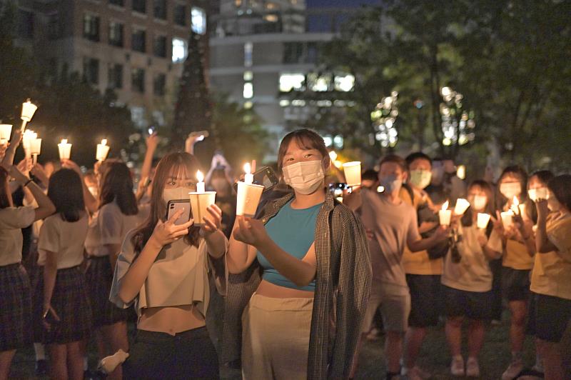 文藻外大師生參加聖誕燃燈禮，一同迎接聖誕節到來。