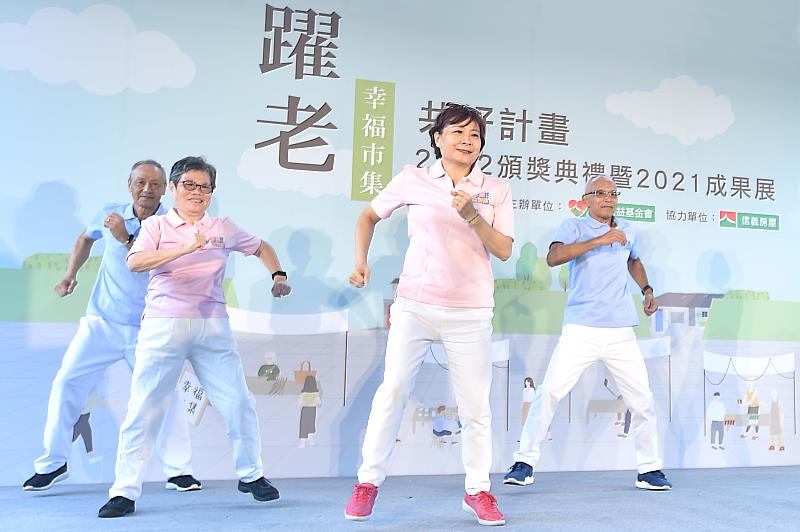 今年台北市銀髮族運動會的不老勁舞團為信義公益基金會躍老幸福市集揭開序幕，帶動全場來賓民眾躍動熱身。