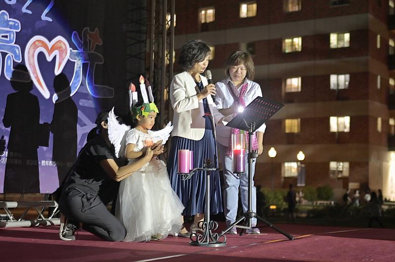 陳美華校長(右二)唸禱詞