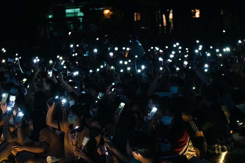 文藻外大師生參加聖誕燃燈禮，一同迎接聖誕節到來。