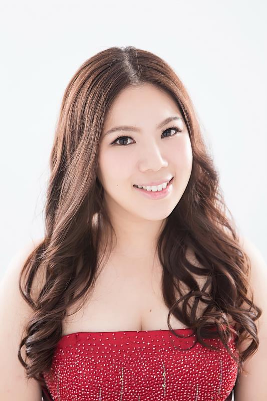 重抒情女高音耿立，活躍於歐洲歌劇院舞台，曾拿下極具指標性的威爾第之聲國際聲樂大賽第三名，本次將帶來拿手歌曲。