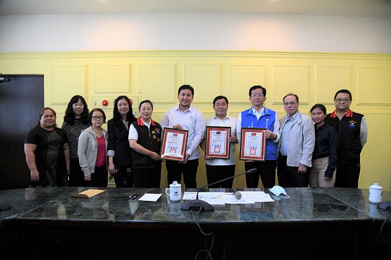 中國國民黨黨部及海外菲律賓與舊金山分支成員掛心花蓮災情，特不遠千里而來捐贈新台幣150萬元