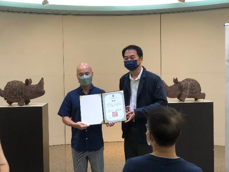 高醫大通識教育中心林丁國組長致贈陳金旺老師感謝狀