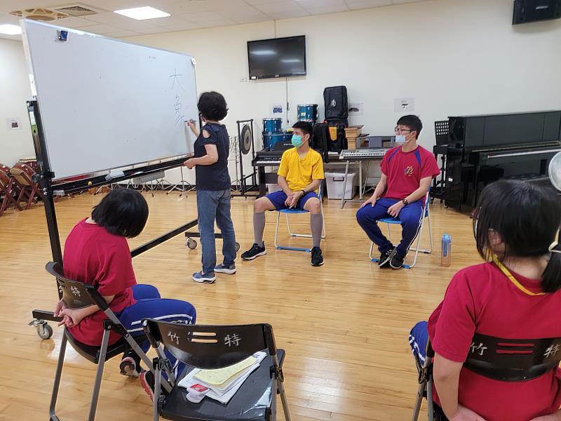 青少年藝術關懷活動陪伴新竹特殊教育學校熱愛唱歌的同學們