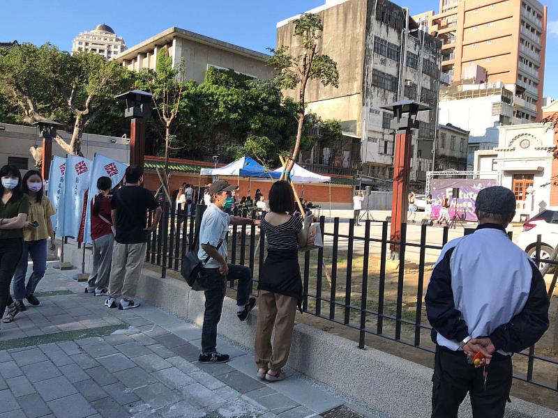 同學們活力演出，吸引美學館周邊民眾駐足觀看