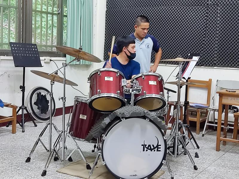 青少年藝術關懷活動進入尖石國中熱門音樂社教學