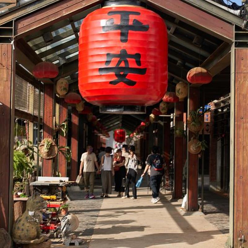 宜蘭傳藝園區人氣街景裝置「謝謝平安大燈籠」吸引許多民眾留影打卡，彼此互祝平安順遂。(照片提供：全聯善美的文化藝術基金會)