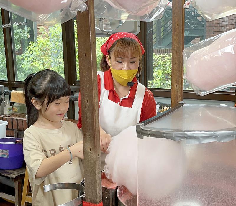 宜蘭傳藝園區「謝平安 逗陣行」系列活動，還包含穿尪、布袋戲、爆米香、棉花糖等民俗體驗，週週精彩有趣！(照片提供：全聯善美的文化藝術基金會)