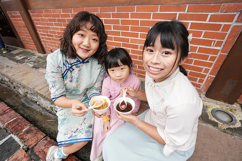 宜蘭傳藝園區「謝平安 逗陣行」除了遶境祈安與民俗體驗等精彩活動，還有限量的平安湯圓可憑發票兌換，作夥食平安。(照片提供：全聯善美的文化藝術基金會)