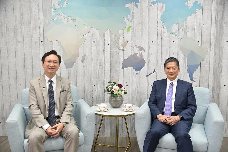 僑委會委員長童振源(左)與文化部部長李永得(右)直播對談