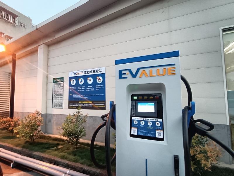 EVALUE完成7-ELEVEN充電站點北、中、南連線，南臺灣首座超商電動車充電站，7-ELEVEN得富門市今日啟用
