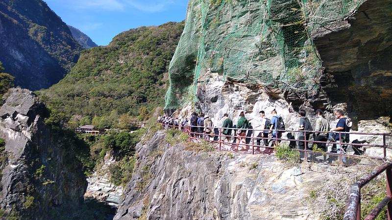 實察過程紀錄—走在陡峭的綠水合流步道，眺望綠水管理站。