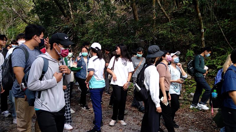 太魯閣實察過程，陳鴻圖教授進行綠水合流步道解說導覽。