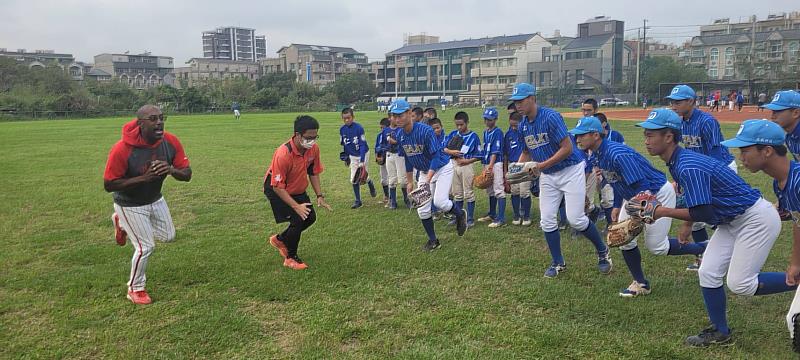 味全龍隊教練塞曼（Gary Thurman）到桃園市大溪高中，指導學生守備技巧。頂新和德文教基金會提供