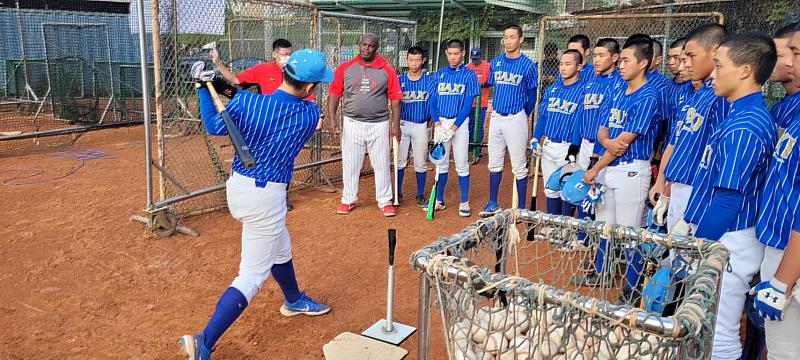 味全龍隊教練克拉克（Phil Clark）到桃園市大溪高中，指導學生打擊技巧。頂新和德文教基金會提供