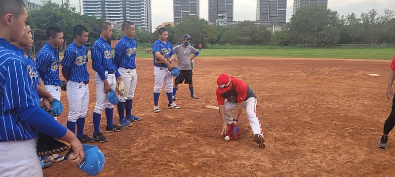 味全龍隊教練高須洋介到桃園市大溪高中，指導學生守備技巧。頂新和德文教基金會提供