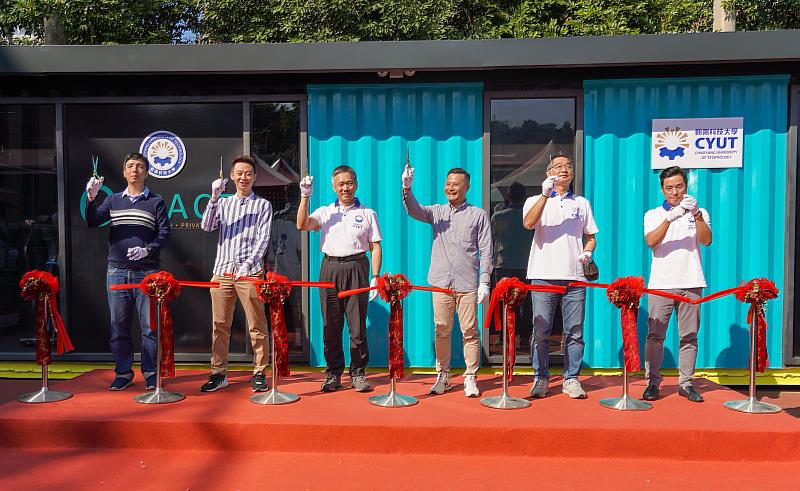 朝陽科大管理學院院長傅鐘仁(左三)、焯翔科技總經理蔡文智總經理(右三)、GCS 喬奇科技新加坡分公司總經理卓倚鋒(左一)、焯翔科技執行長童耕瀚(左二)、朝陽科大休閒事業管理系主任楊欽城(右二)、體育室主任楊仁仁(右一)開幕剪綵貴賓合影。