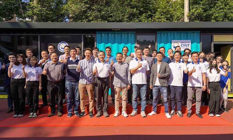 朝陽智慧AI無人健身房旗艦館為休閒事業管理系產學合作成果，師生齊慶開幕。