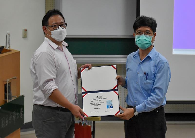 劉明洲教授頒發感謝狀致意陳用佛教授。