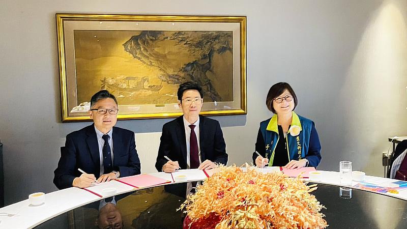 景文科技大學校長于第(右)南華高中校長莊惠安校長(左)及台北遠東大飯店人力資源部汪選協理(中)共同展示簽署意向書。