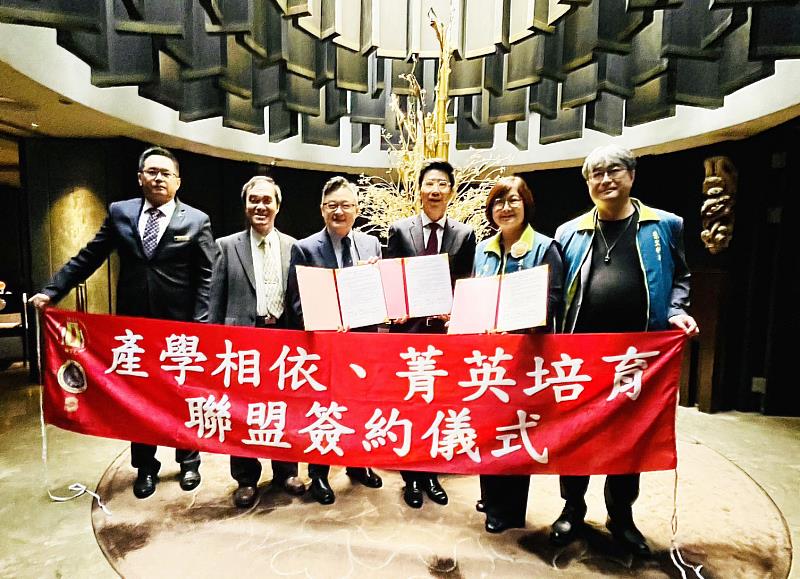 景文科技大學整合南華高中及台北遠東大飯店三方之需求於今日(11/30)在台北遠東大飯店共同簽訂合作計畫三方代表合影。