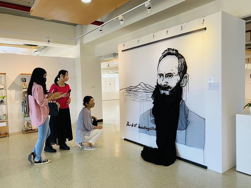 淡古駐村藝術家陳琇萍耗時半年創作的《馬偕博士》，高達190公分的刺繡非常吸睛。