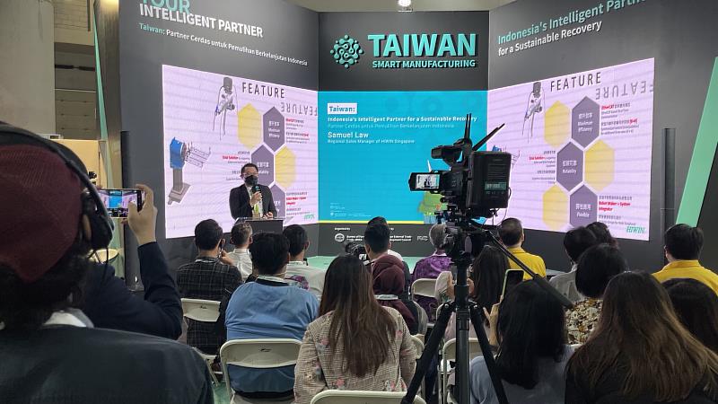 上銀科技於現場發表焊接機器人