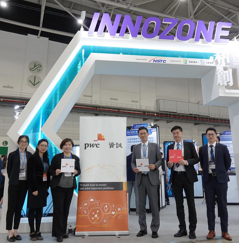 PwC Taiwan於2022年12月1日至12月4日進駐台灣醫療科技展創新技術特展(Inno Zone)展區，資誠聯合會計師事務所審計服務營運長徐聖忠(右3)、資誠生醫產業共同負責人周筱姿(左3)、資誠創新醫材產業主持會計師林冠宏(右2)、資誠生醫服務副總經理項益容(左2)、資誠創新醫材產業協理柯柏睿(右1)、資誠生醫服務協理范詠嵐(左1)於攤位合影。