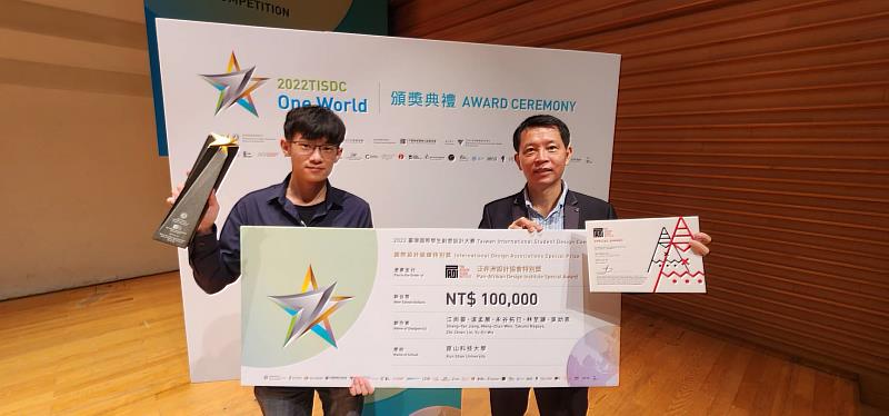 導演江尚晏(左)與創媒學院院長張世熙(右)合影