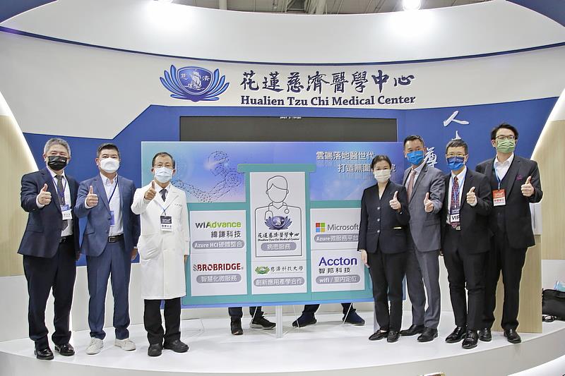 花蓮慈濟醫院推動「打造無圍牆醫院」專案，與台灣微軟、緯謙科技、寬橋、智邦科技，共同打造包含APP服務在內的智慧醫療平台，並與慈濟科技大學進行產學合作。