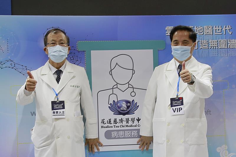 林欣榮院長與吳彬安副院長將象徵花蓮慈濟醫院的拼圖拼上。