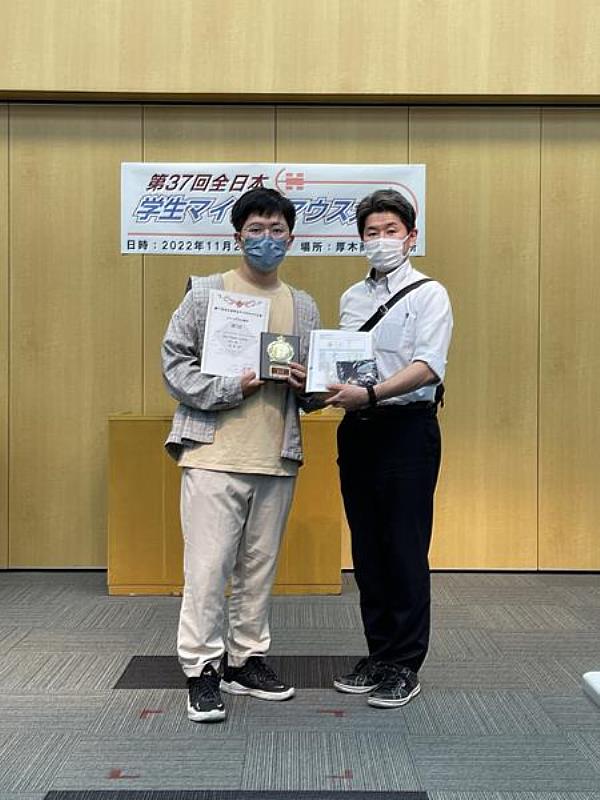 3.南臺科大電子系學生梁書桓(左)榮獲全日本學生古典電腦鼠走迷宮競賽第三名。
