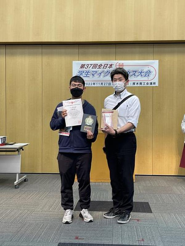 2.南臺科大電子系學生陳誌陽(左)榮獲全日本學生古典電腦鼠走迷宮競賽第二名。