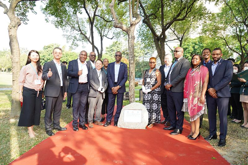 聖露西亞總理皮耶(左5)、外交部常務次長俞大㵢(右5)、高餐大校長陳敦基(左4)暨貴賓於植樹儀式禮成合影