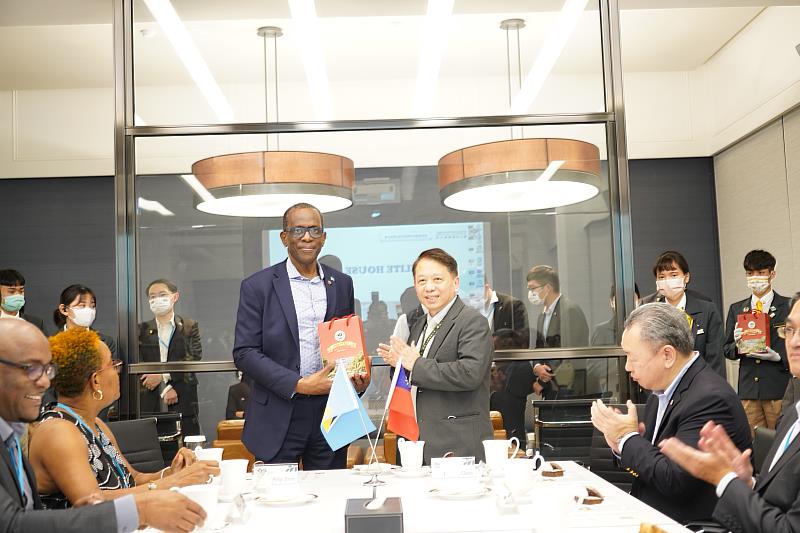 高餐大校長陳敦基(右)致贈紀念酒予聖露西亞總理皮耶(左)