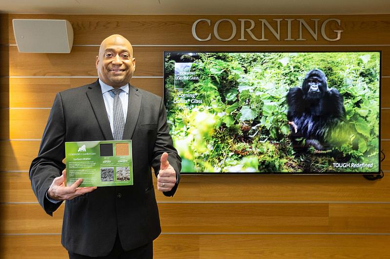 Corning Gorilla Glass 全球業務暨技術副總經理  James E. Hollis