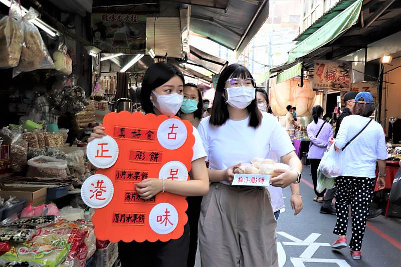 「ㄝ府八」團隊成員沿街販售椪餅