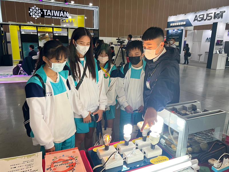 崑大工院受邀參與「台灣國際智慧製造系統整合展」，成員為北港高中學生講解設備