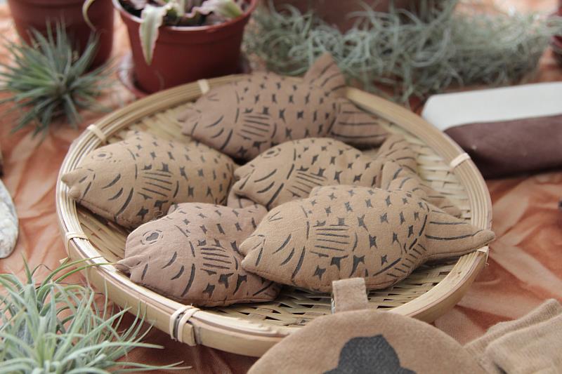 新竹縣柿染文化協會展出特色工藝品