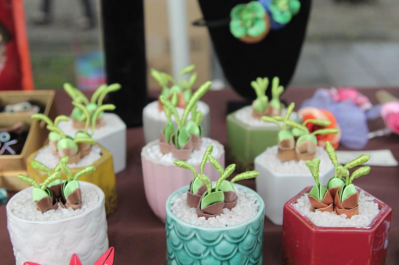 雲林縣虎尾頂溪社區發展協會展出的特色工藝品