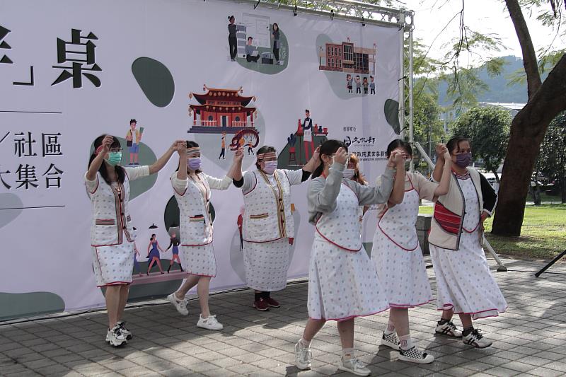 花蓮縣秀林鄉同禮部落自然生態自治協會帶來具有特色的開場表演