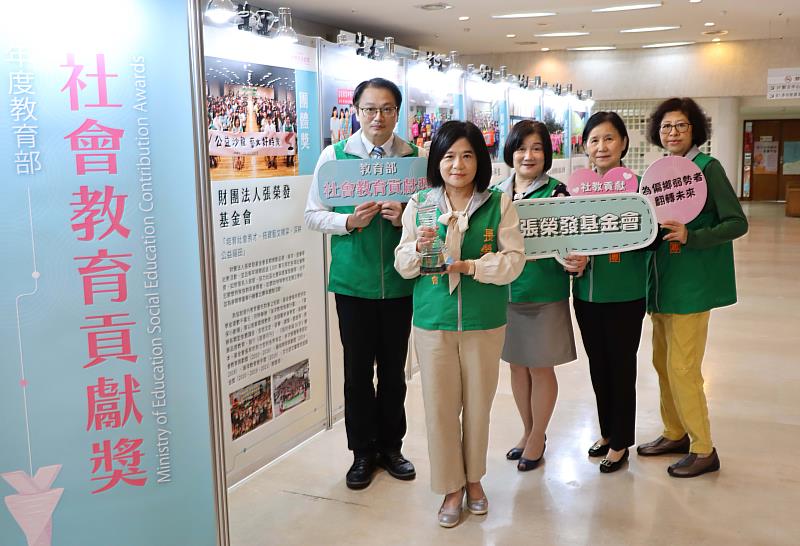 張榮發基金會執行長鍾德美（左二）與基金會團隊共同致力推動文教公益業務。