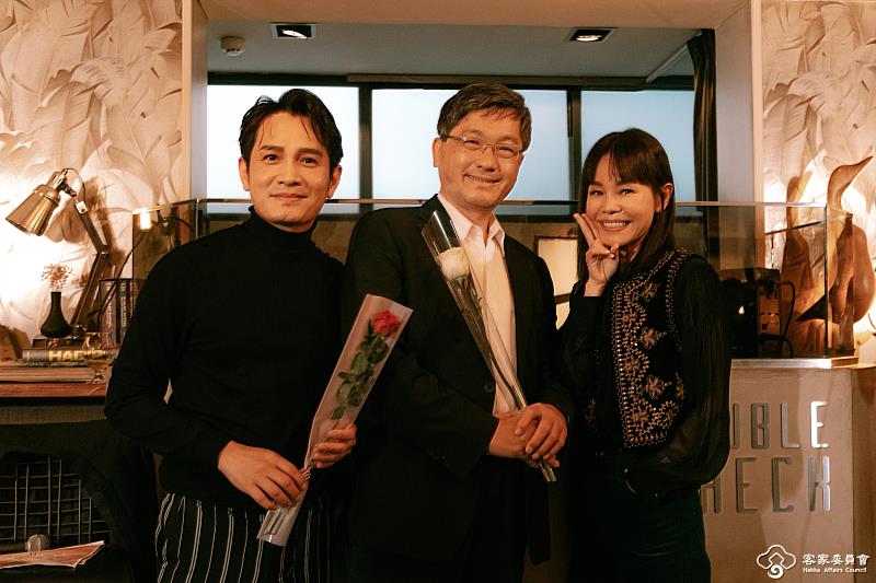 歌手羅文裕(左一)、客委會楊長鎮主委、歌手彭佳慧(右一)一同合照。
