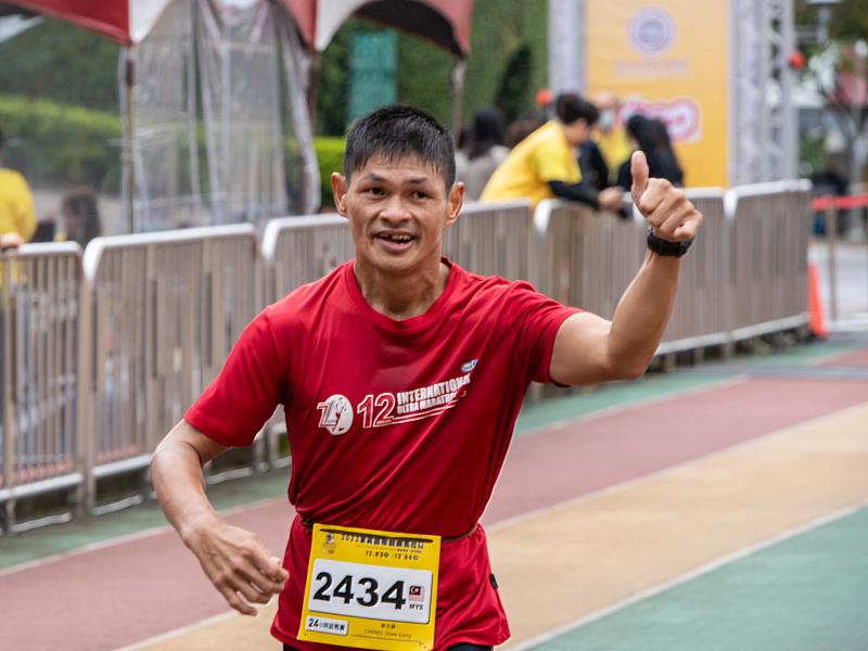 東吳超馬最感人的畫面—來自馬來西亞的生命鬥士曾志龍