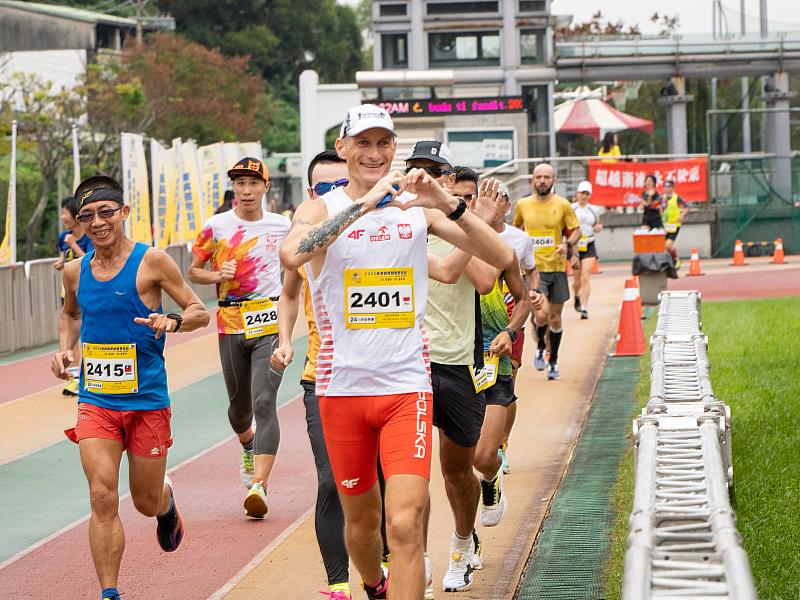 波蘭的選手皮歐特羅斯基．安杰創下人類史上第三強的佳績，在東吳超馬親切和群眾互動