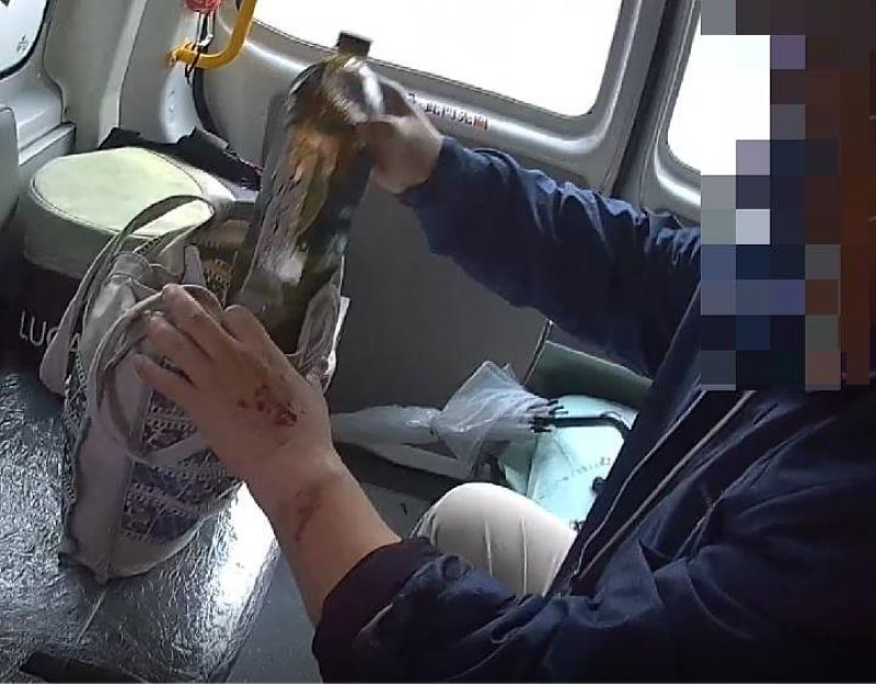 今(3)日平溪成安宮於十分老街南山橋歡迎友宮參訪，施放排炮及升空類之一般爆竹煙火,惟當時風大,導致殘屑造成1名信眾左手背輕微挫傷。