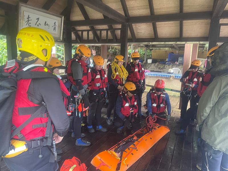 本次課程包含航跡追蹤、拉繩橫渡、地形判讀及攀岩(垂降)等三棲訓練，授課教官秀峰特搜分隊長陳豐仁及隊員廖宣詠表示