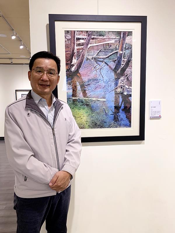 張晉霖與此次展出代表作品「靜中的靈動」