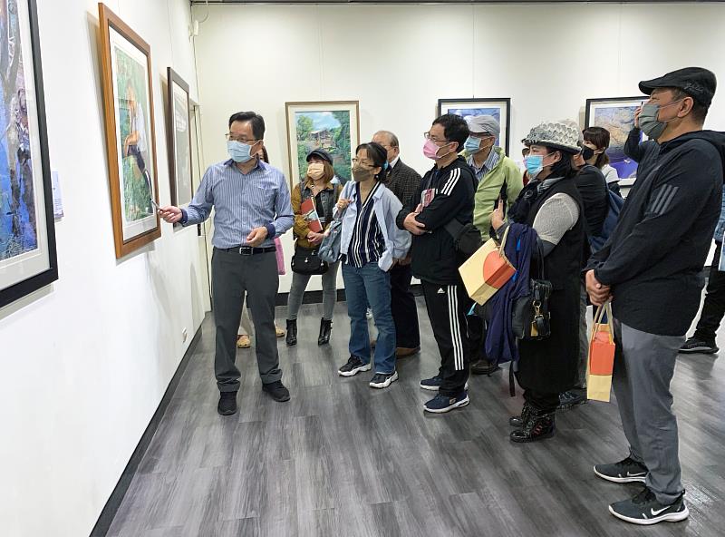 張晉霖導覽作品並與民眾相互交流