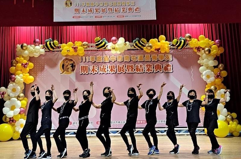 樂活有氧排舞班展現銀髮族活力。